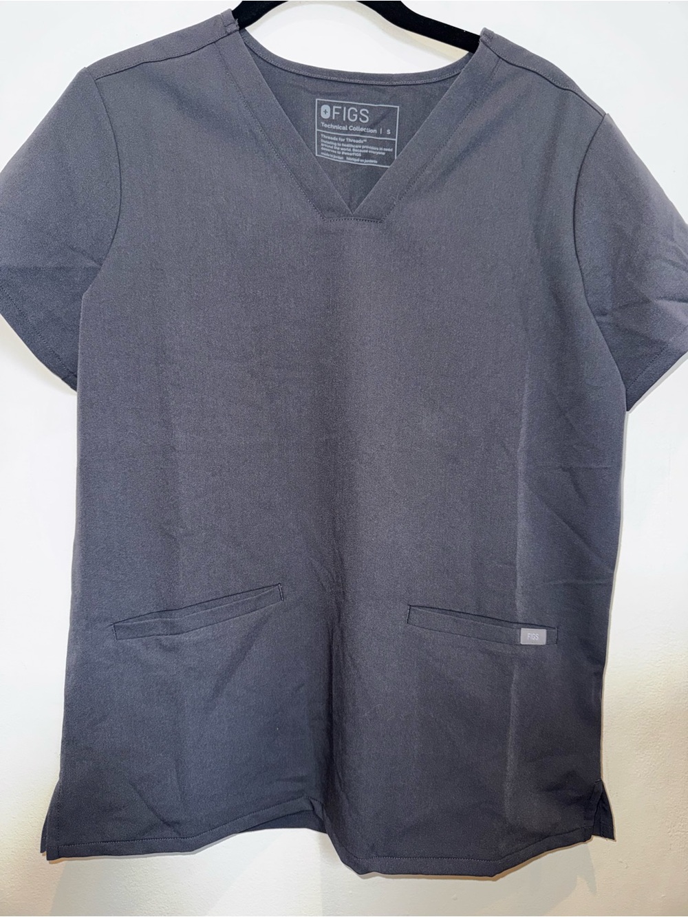 NWT Figs Women’s V-Neck Scrub Top in Charcoal Gray Size Small